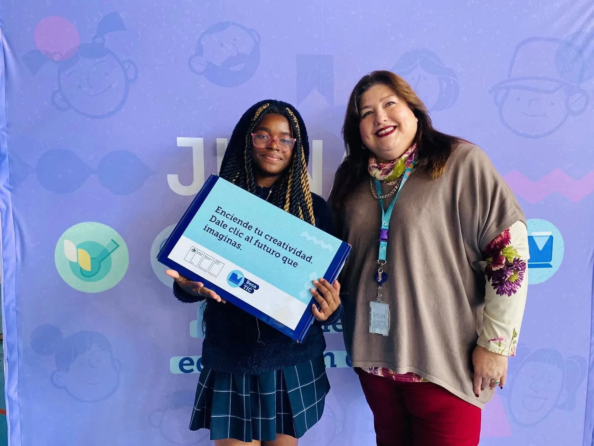 Junaeb entrega casi el 50% de los computadores a estudiantes de séptimo básico de la Región de An...