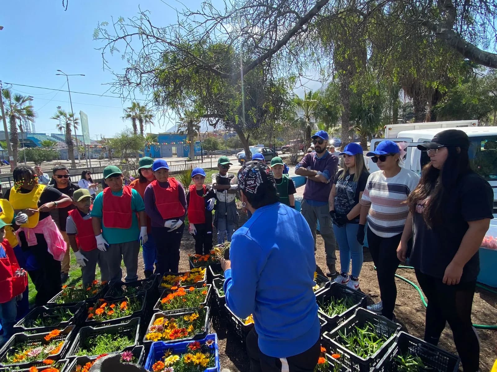 Alumnos de escuela Arturo Prat colaboran en recuperación de espacios en plazoleta Alexis Sánchez